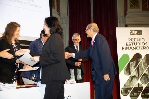 Manuela e Isidoro Guzmán Raja recogiendo el accésit otorgado por el Centro de Estudios Financieros. Fotografía cedida por el CEF.