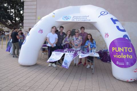 Voluntarios junto a la responsable de Igualdad, María José Lucas.