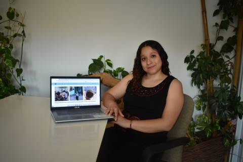 Mayte Saavedra mostrando la web de la tienda online para apoyar el proyecto educativo elaborado durante su TFG.