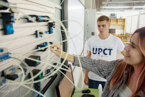 Estudiantes en un laboratorio de instrumentación robótica.