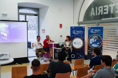 Los ponentes durante la charla con el alumnado.