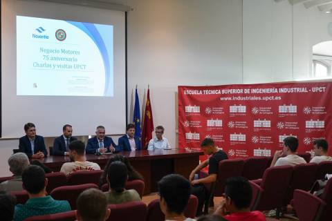 El vicerrector de Economía, Juan Francisco Sánchez, hablando durante la inauguración del ciclo.