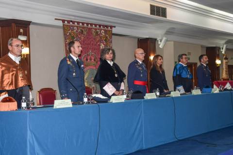 La rectora, junto al General Director de Enseñanza del Ejército del Aire y el Espacio.