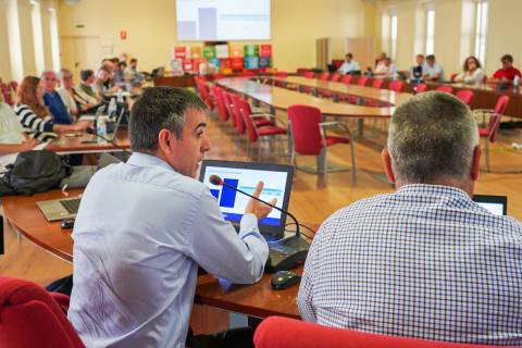 El vicerrector de Campus, Juan Pedro Solano, explicando la nueva normativa de cesión de espacios.