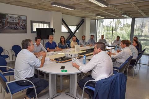 Domingo García Pérez de Lema, resumiendo los puntos principales de la reunión antes de comenzar