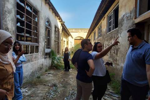 Estudiantes del Máster de Arquitectura recorriendo el complejo fabril de La Maquinista de Levante.