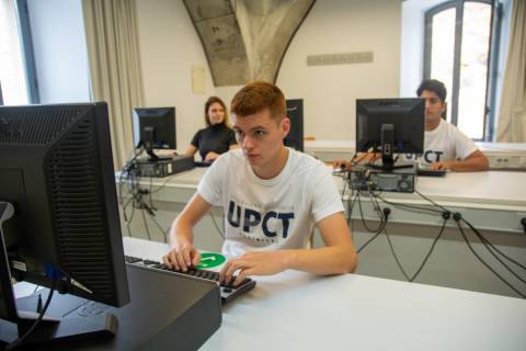 Estudiantes en un aula informática de la Escuela de Telecomunicación.