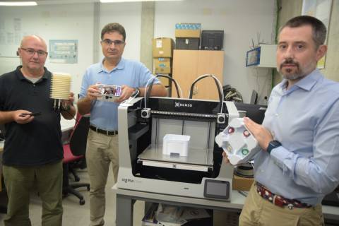 Joan García, Antonio Javier García y Rafael Asorey con algunos de los dispositivos de sensorización que desarrollan.