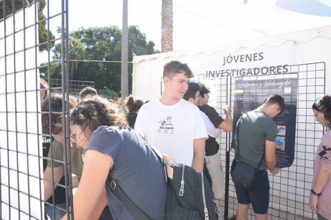 Estudiantes del Bachillerato de Investigación exponiendo sus trabajos para IDIES en la reciente jornada Mednight GTS.