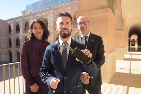 Juan Domingo González con el último sensor desarrollado; detrás, Ana Toledo y Roque Torres.