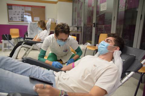 Un alumno donando sangre, hoy en el CIM.