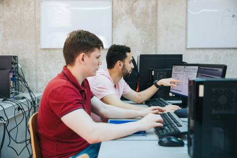 Estudiantes en un aula informática de la Escuela de Telecomunicación.