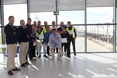 Estudiantes participantes en la prueba junto a responsables de Primafrio y al director de la cátedra, Juan Luis García Guirao.