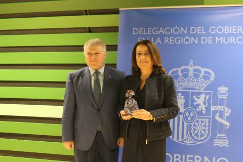 Catalina Egea, junto al delegado del Gobierno, tras recoger el premio.
