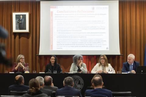 La rectora de la UPCT, Beatriz Miguel, en el centro de la imagen durante la presentación del barómetro. Imagen de Amefmur.