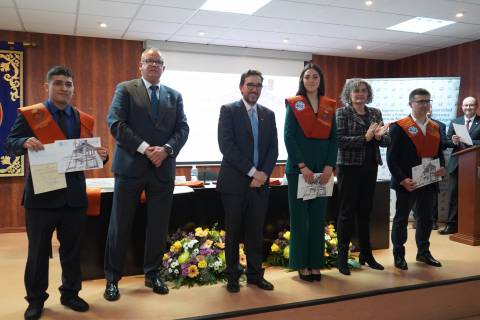 Entrega de diplomas y becas a un grupo de alumnos graduados