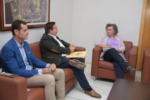 El presidente de la Fundación Isaac Peral, Alfonso Corbalán, charla con Beatriz Miguel en el rectorado.
