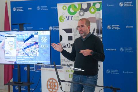 José Antonio López durante la exposición de su tesis.