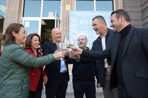 En la imagen adjunta, responsables de la UPCT y de Bodegas Luzón brindando con la nueva añada del vino Tomás Ferro.