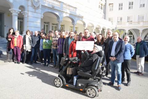 En el centro de la foto, la presidenta de EMACC y el padrino de la candidatura.