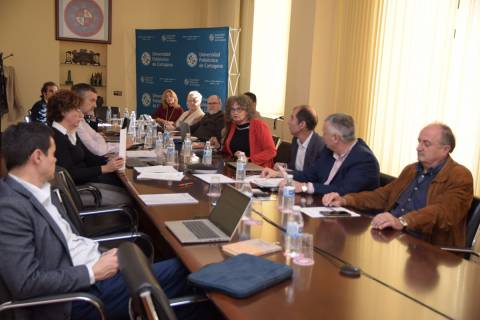 La rectora y el presidente del Consejo Social, en el centro de la mesa de la reunión de hoy.