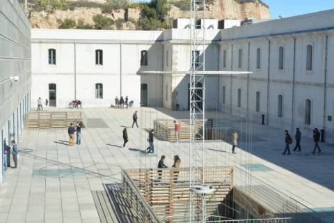 Imagen del patio de la Escuela de Telecomunicación, en cuyo salón de grados se realizará el curso.