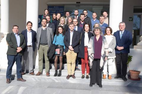 Asistentes a la reunión, en la puerta del Rectorado.