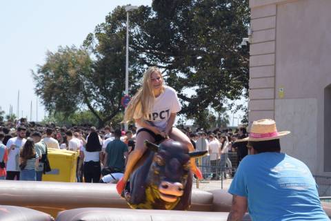 Una alumna con camiseta UPCT durante las Fiestas de San José del año pasado.