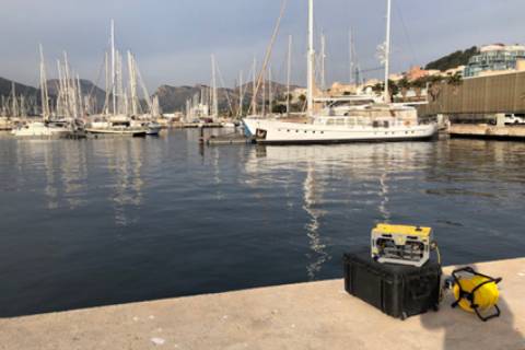 Uno de los robots submarinos que se van a utilizar en el proyecto, en el puerto deportivo de Cartagena.