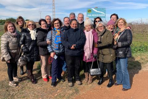 Alumnos de la Universidad de Mayores durante su visita a la viña con la que se elabora el vino Tomás Ferro.