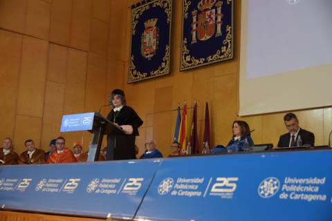 La rectora, Beatriz Miguel, durante su discurso hoy.