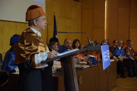 El teniente general durante su lectio cómo Doctor Honoris Causa.