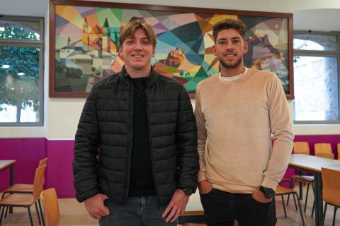 Tomás y Juan Ignacio en la cafetería del CIM. Entre ellos, Monteagudo, de donde migró el bisabuelo de Tomás.