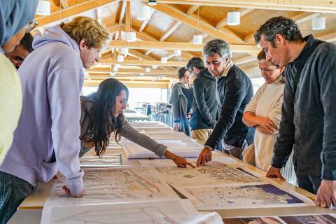 Una alumna señala a la arquitecta municipal un elemento de su propuesta para La Maquinista del Levante.