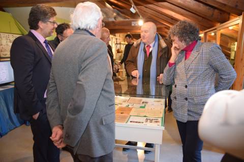 Joaquín Roca Dorda explicando uno de los expositores del MITI, junto a la rectora y el director de la ETSII.