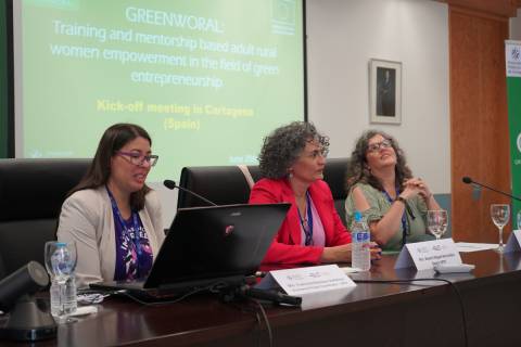 Paqui Rosique, Beatriz Miguel y Chus Legaz durante un encuentro de investigadoras del proyecto, el año pasado en la UPCT.