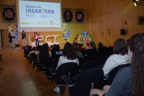 La rectora en un evento de promoción de las vocaciones científico-técnicas en el Paraninfo, en 2021.