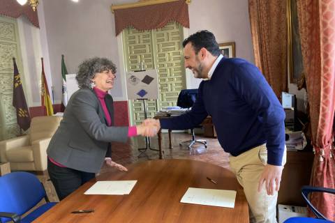 Beatriz Miguel y Jerónimo Moya estrechando la mano tras firmar el acuerdo.