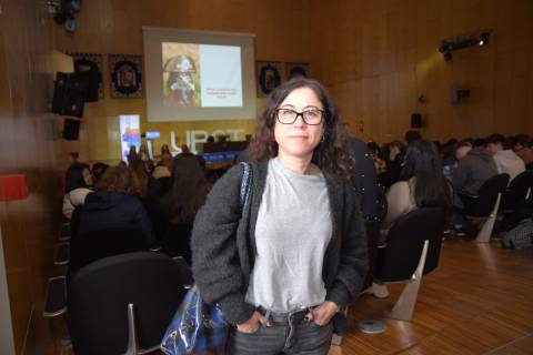 Carmen Ruíz Repullo en el Paraninfo de la UPCT, abarrotado de adolescentes.