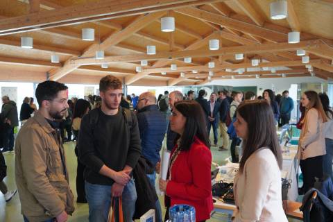 Estudiantes charlando con la responsable de Recursos Humanos de una empresa.