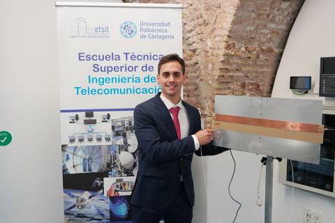 El nuevo doctor en Tecnologías de la Información y las Comunicaciones, con la antena inteligente que ha desarrollado.