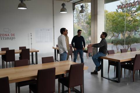 Tres emprendedores charlando con Alberto Jesús García, técnico de emprendimiento en la UPCT.