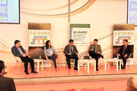 Mariano Soto, en el centro, durante su intervención en la jornada. Foto del Sindicato de Regantes.