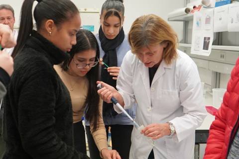 Alumnas durante el taller de extracción de ADN impartido por Julia Weiss y Marcos Egea.