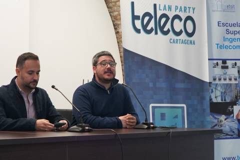 Joaquín Cruces, junto al concejal de Juventud, presentando el evento.