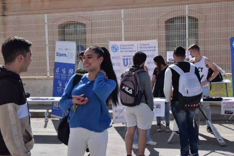 Alumnos en la jornada de asociaciones, esta mañana.