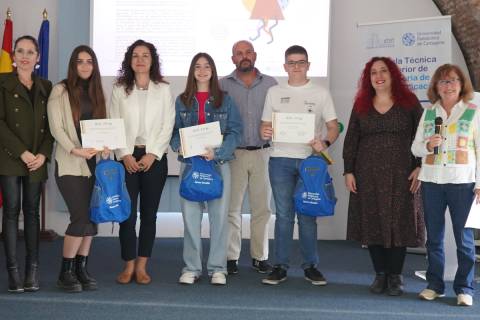 Los premiados junto a autoridades y responsables del certamen.