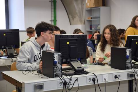 Alumnos participantes en el taller tecnológico, en un aula informática de la Escuela de Telecomunicación.