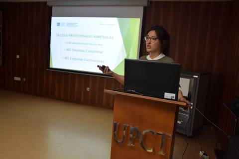 Ana Hernández Martín durante su charla en la EICM.