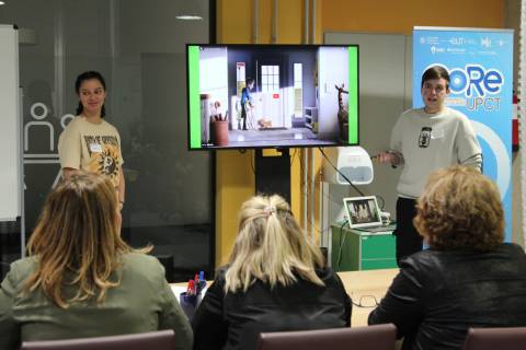 Dos estudiantes presentando una de las propuestas desarrolladas durante el Hackaton de Impacto Social.